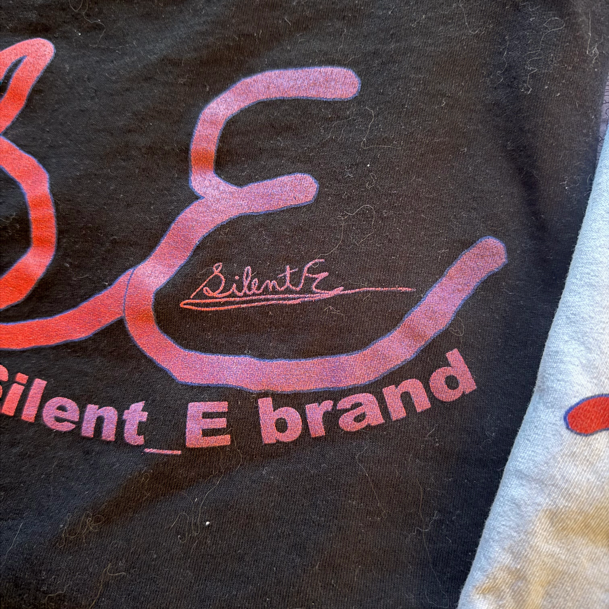 Silent_E SE logo low key lifestyle  t-shirt black close up