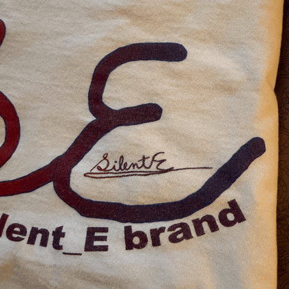 Silent_E SE logo low key lifestyle  t-shirt white close up